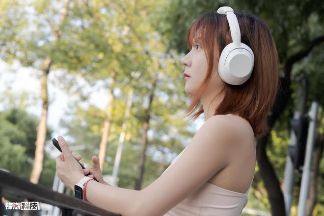 低音头戴式降噪耳机评测：低音新奇重而不腻龙8国际龙8网站索尼ULT WEAR重(图4)