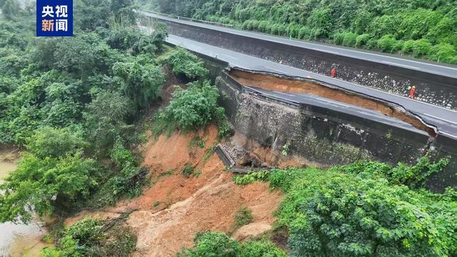 紧急封路未发生交通事故广西百色一高速公路塌陷