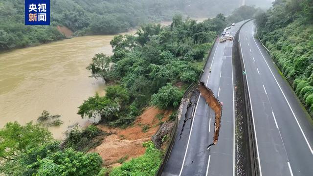 紧急封路未发生交通事故广西百色一高速公路塌陷(图2) 紧急封路未发生交通事故广西百色一高速公路塌陷(图2)